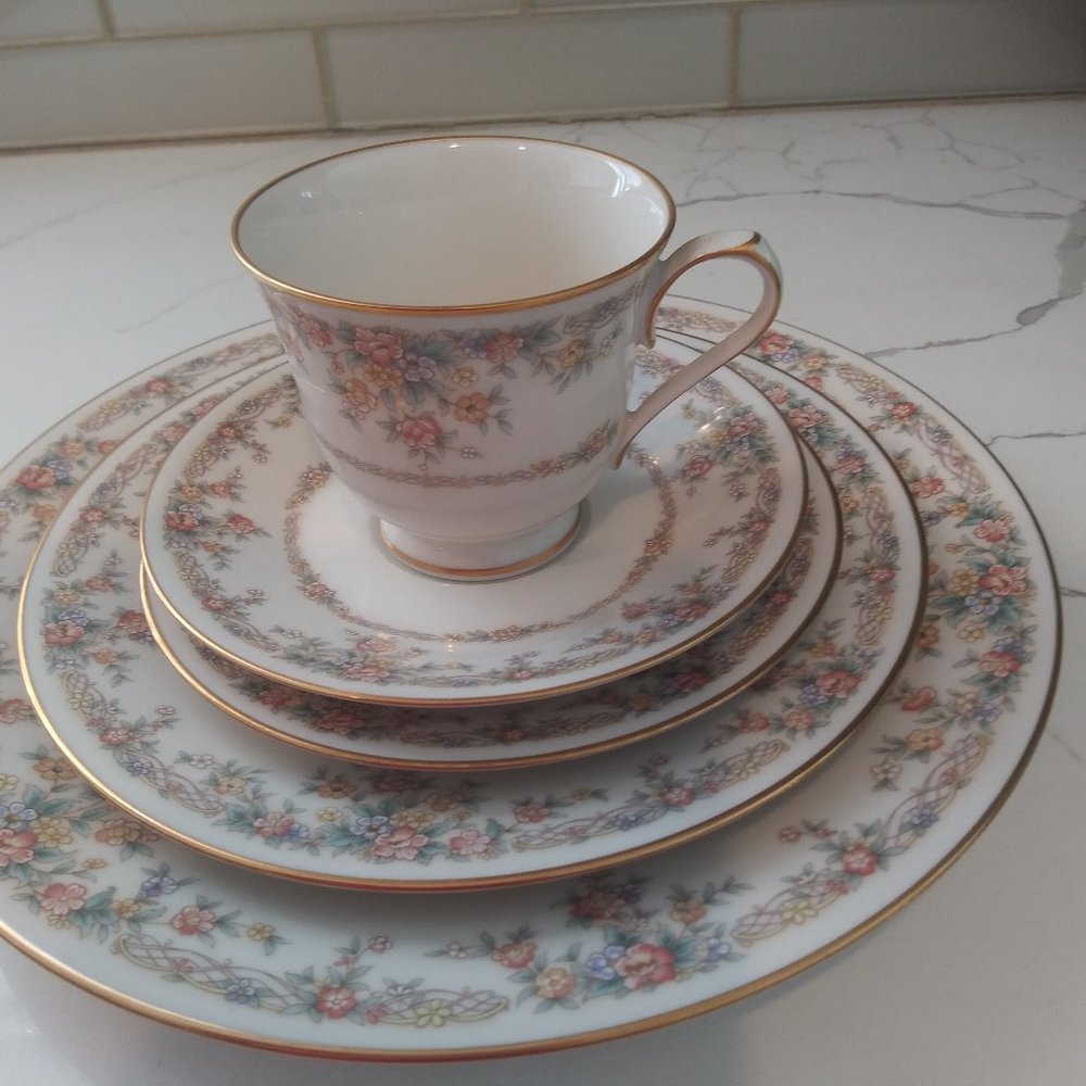 Noritake Ivory China 5 Piece Place Setting - Gallery